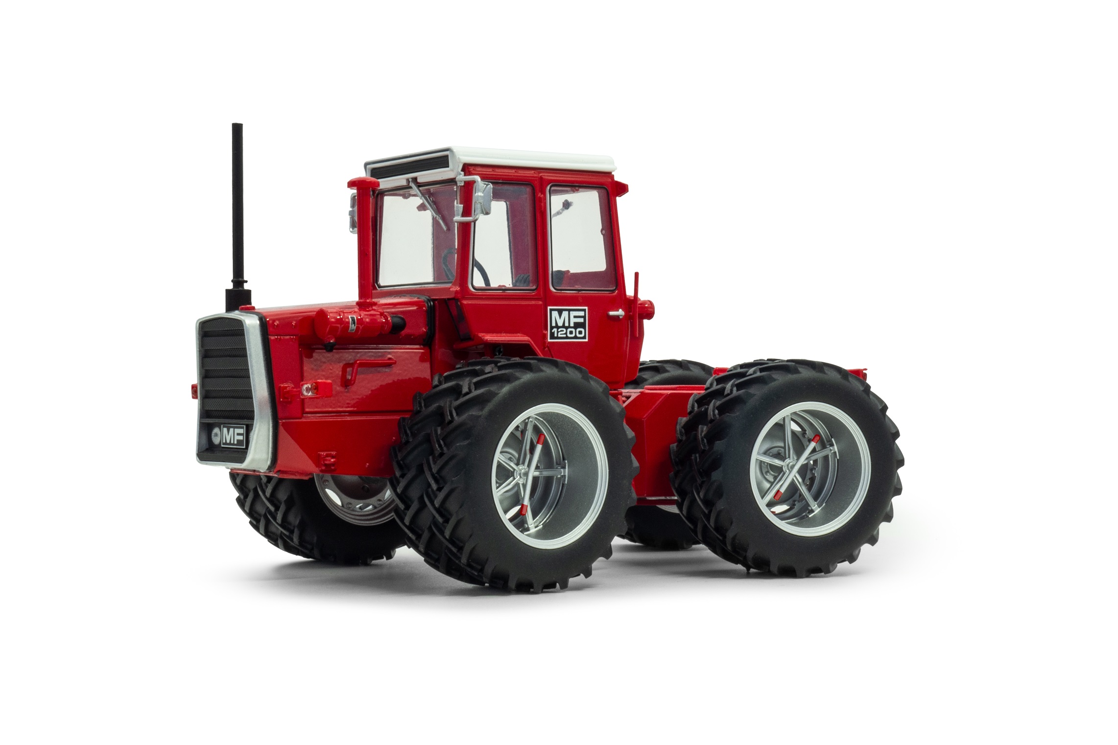Massey Ferguson 1200 met Molcon Dubbellucht Limited Edition 1000 stuks - 1:32